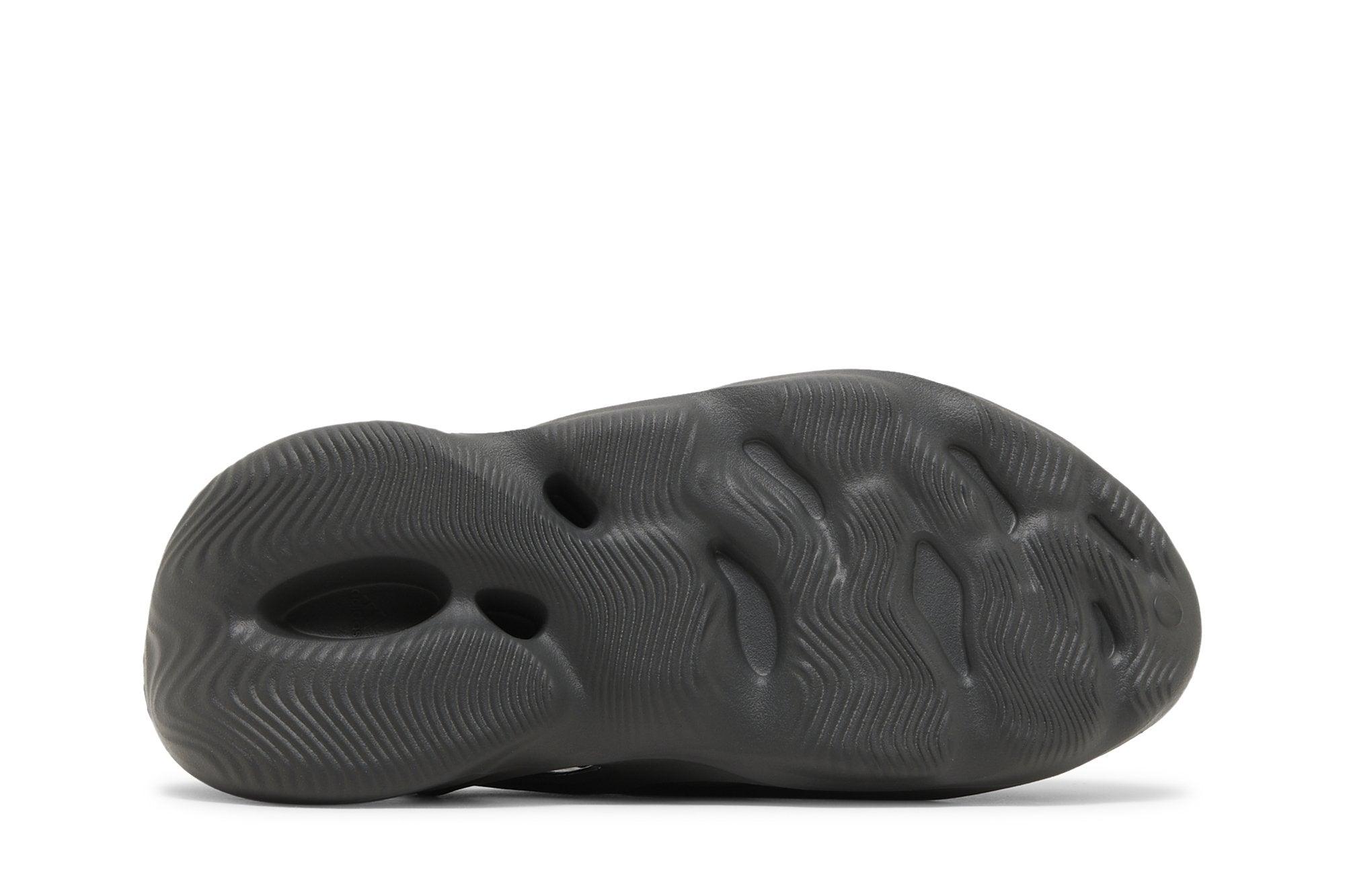 Tênis Yeezy Foam Runner Carbon Preto