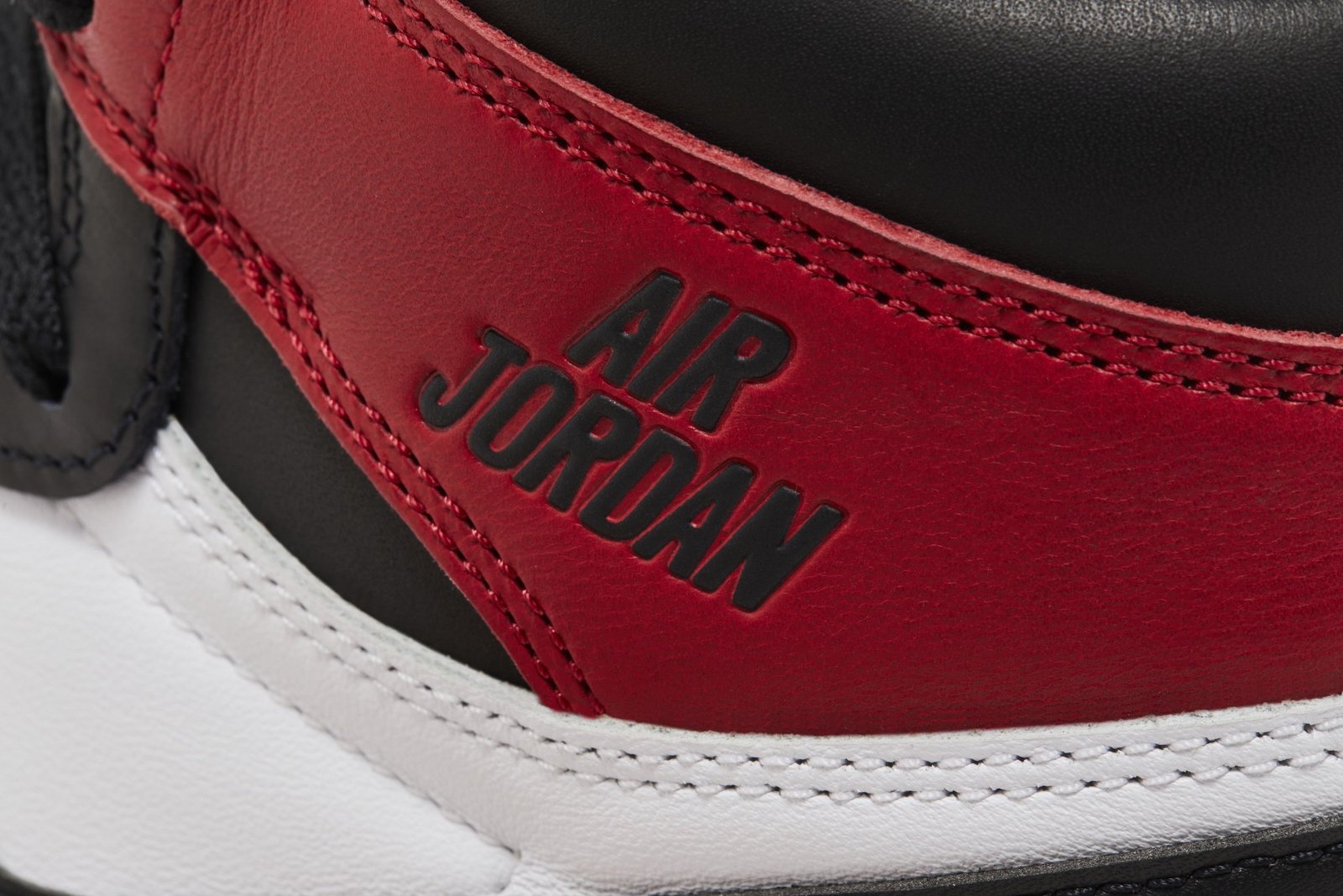 Tenis Air Jordan 1 Retro High OG Black Toe Reimagined Vermelho