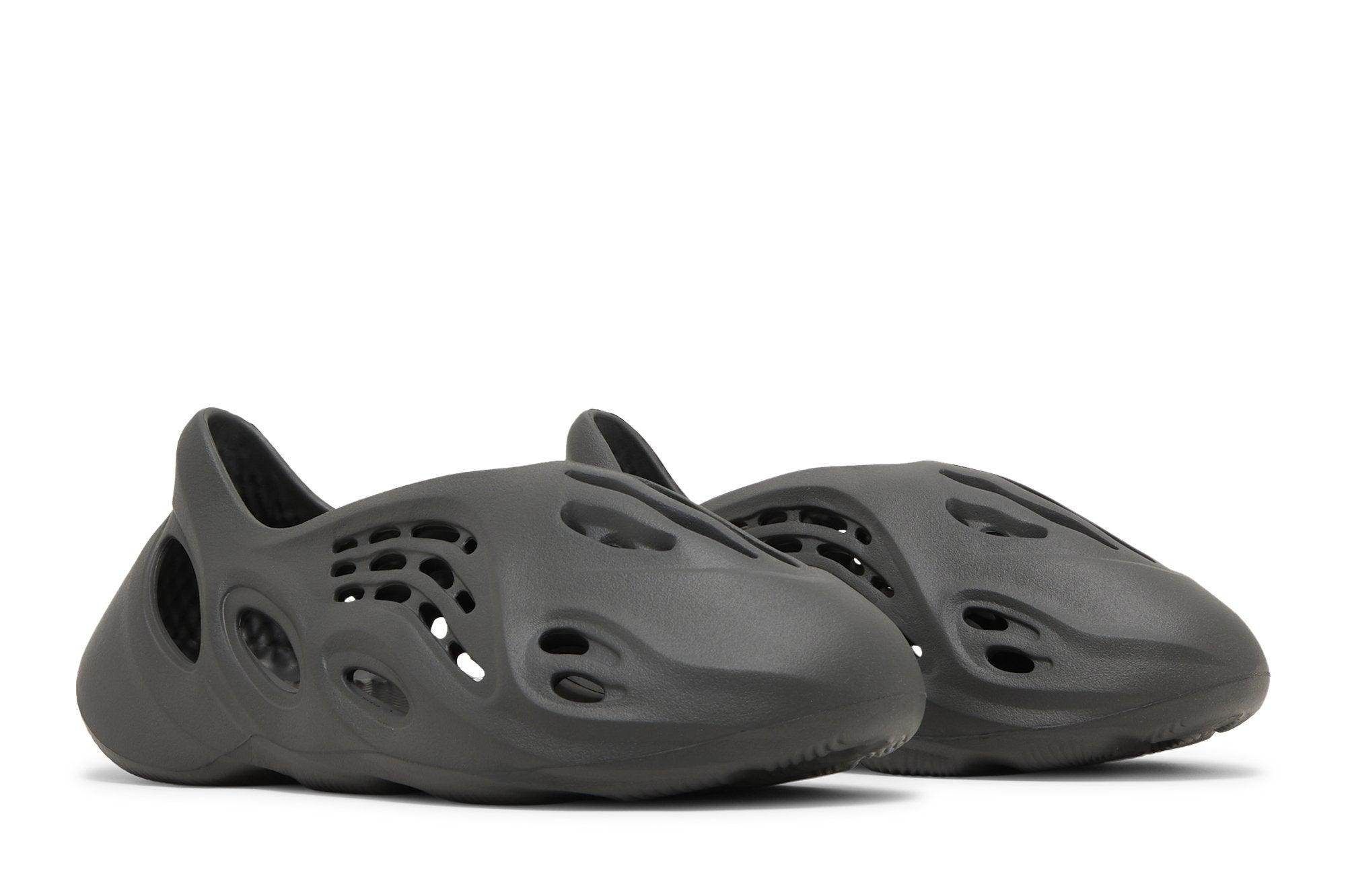 Tênis Yeezy Foam Runner Carbon Preto